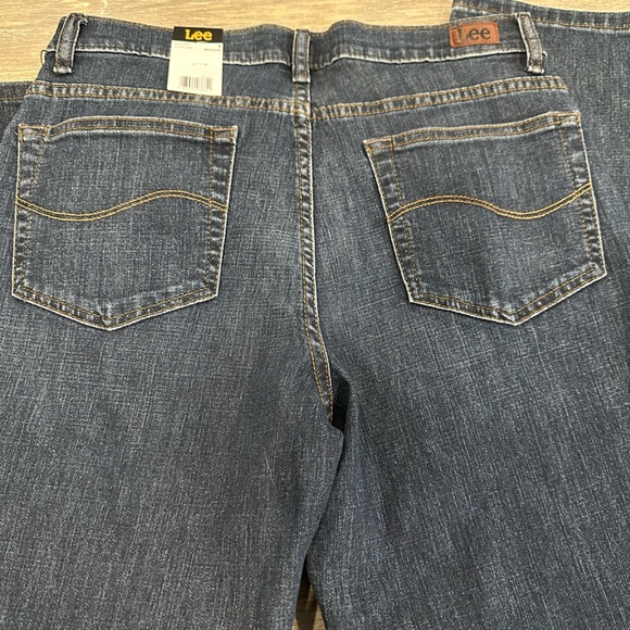 Women’s Lee Relaxed Fit Straight Leg Mid Rise Jeans, Size 8 Medium. - Picture 9 of 15